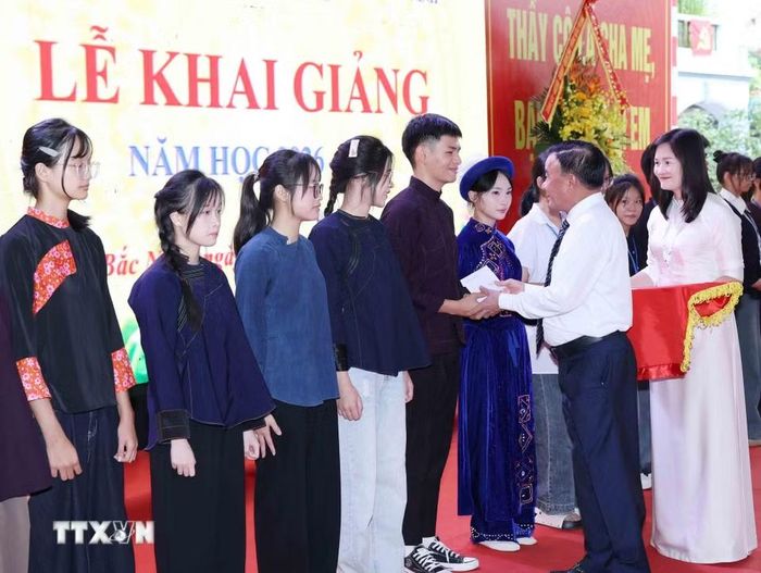Thường trực Ban Bí thư Trần Cẩm Tú dự Lễ khai giảng năm học mới 2026-2027 tại Trường Phổ thông Dân tộc nội trú tỉnh Bắc Ninh. (Ảnh: Phương Hoa/TTXVN)