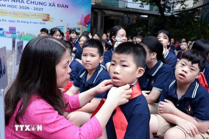 Các cô trường Phổ thông Cơ sở Xã Đàn động viên học sinh lớp 1 trong ngày khai giảng. (Ảnh: Trần Việt/TTXVN)