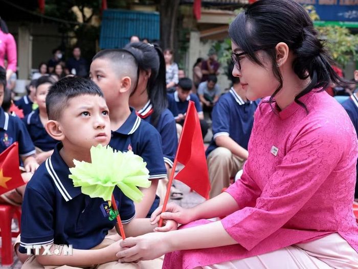 Các cô trường Phổ thông Cơ sở Xã Đàn động viên học sinh lớp 1 trong ngày khai giảng. (Ảnh: Trần Việt/TTXVN)