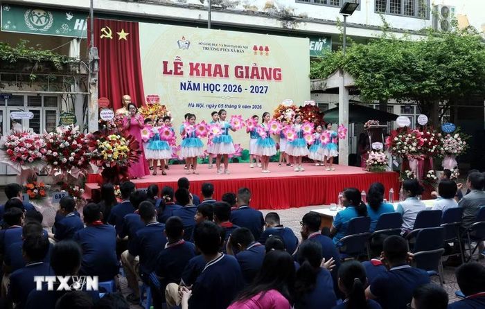 Các em học sinh trường Phổ thông Cơ sở Xã Đàn biểu diễn văn nghệ ngày khai giảng.(Ảnh: Trần Việt/TTXVN)