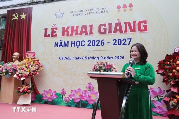 Hiệu trưởng Lương Thu Hòa phát biểu khai giảng năm học mới. (Ảnh: Trần Việt/TTXVN)