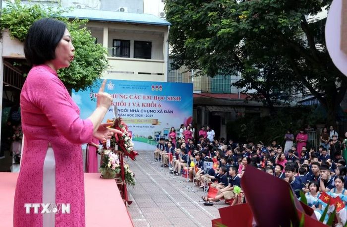 Ngôn ngữ đặc biệt của các cô trường Phổ thông Cơ sở Xã Đàn ngày khai giảng. (Ảnh: Trần Việt/TTXVN)