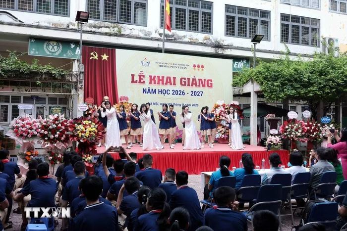 Các em học sinh trường Phổ thông Cơ sở Xã Đàn biểu diễn văn nghệ ngày khai giảng. (Ảnh: Trần Việt/TTXVN)