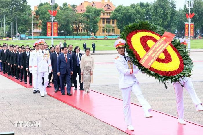 Tổng thống nước Cộng hòa Liên bang Myanmar Min Aung Hlaing và Phu nhân Kyu Kyu Hla cùng đoàn đại biểu cấp cao đến đặt vòng hoa và vào Lăng viếng Chủ tịch Hồ Chí Minh. (Ảnh: An Đăng/TTXVN)