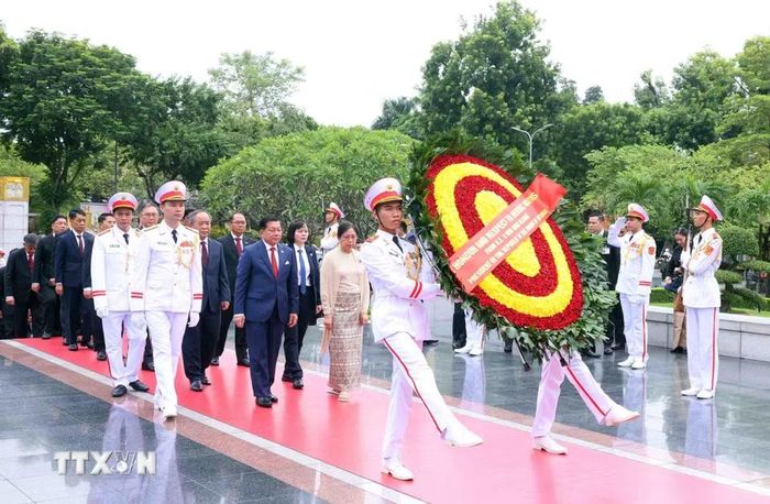 Tổng thống nước Cộng hòa Liên bang Myanmar Min Aung Hlaing và Phu nhân Kyu Kyu Hla đến đặt vòng hoa tưởng niệm các Anh hùng liệt sỹ. (Ảnh: Phạm Kiên/TTXVN)