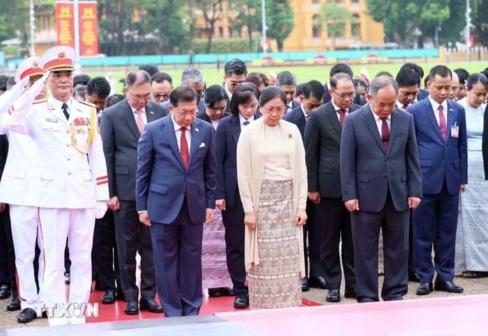 Tổng thống nước Cộng hòa Liên bang Myanmar Min Aung Hlaing và Phu nhân Kyu Kyu Hla cùng đoàn đại biểu cấp cao thành kính tưởng niệm Chủ tịch Hồ Chí Minh. (Ảnh: An Đăng/TTXVN)