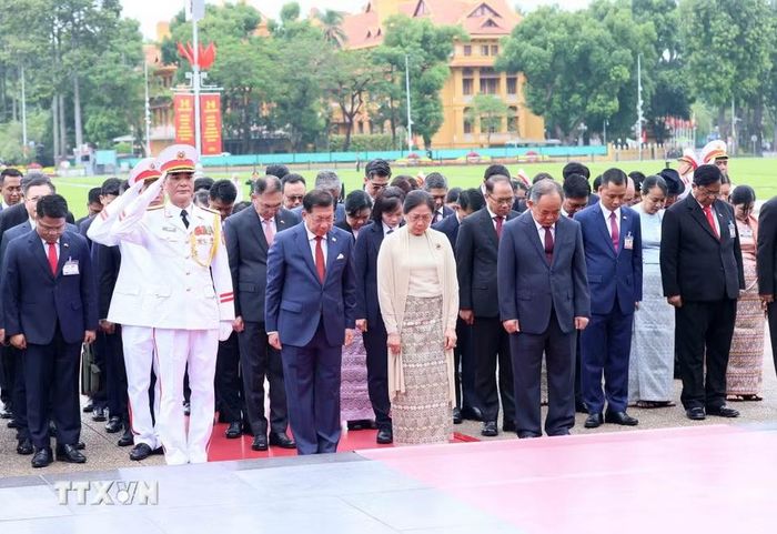 Tổng thống nước Cộng hòa Liên bang Myanmar Min Aung Hlaing và Phu nhân Kyu Kyu Hla cùng đoàn đại biểu cấp cao thành kính tưởng niệm Chủ tịch Hồ Chí Minh. (Ảnh: An Đăng/TTXVN)