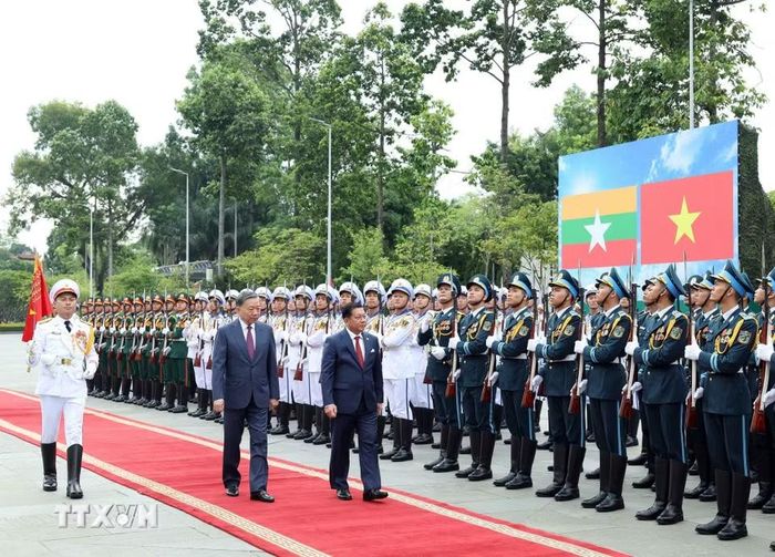 Tổng Bí thư, Chủ tịch nước Tô Lâm và Tổng thống Myanmar Min Aung Hlaing duyệt Đội danh dự Quân đội nhân dân Việt Nam. (Ảnh: Thống Nhất, Phạm Kiên/TTXVN)