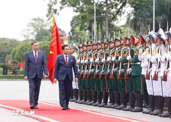 Tổng Bí thư, Chủ tịch nước Tô Lâm và Tổng thống Myanmar Min Aung Hlaing duyệt Đội danh dự Quân đội nhân dân Việt Nam. (Ảnh: Thống Nhất/TTXVN)
