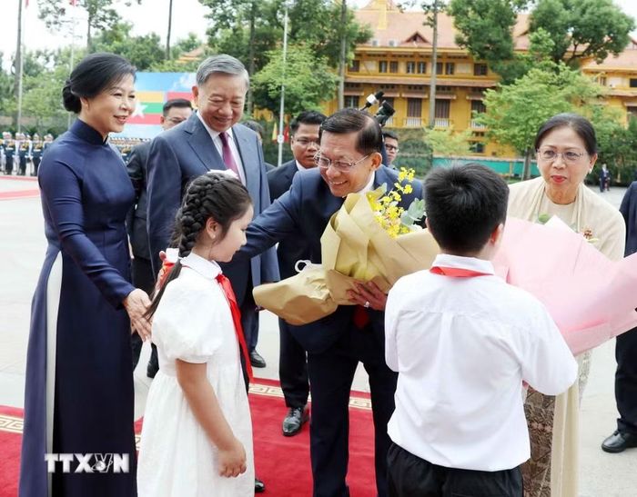 Tổng Bí thư, Chủ tịch nước Tô Lâm và Phu nhân đón Tổng thống Myanmar Min Aung Hlaing và Phu nhân. (Ảnh: Thống Nhất, Phạm Kiên/TTXVN)