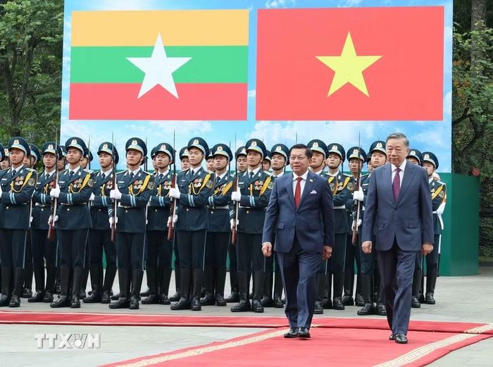 Tổng Bí thư, Chủ tịch nước Tô Lâm và Tổng thống Myanmar Min Aung Hlaing duyệt Đội danh dự Quân đội nhân dân Việt Nam. (Ảnh: Thống Nhất, Phạm Kiên/TTXVN)