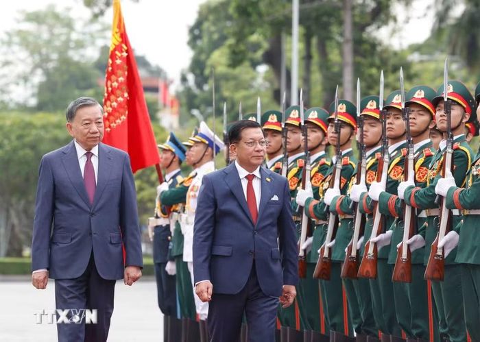 Tổng Bí thư, Chủ tịch nước Tô Lâm và Tổng thống Myanmar Min Aung Hlaing duyệt Đội danh dự Quân đội nhân dân Việt Nam. (Ảnh: Thống Nhất, Phạm Kiên/TTXVN)
