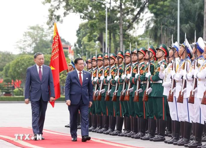 Tổng Bí thư, Chủ tịch nước Tô Lâm và Tổng thống Myanmar Min Aung Hlaing duyệt Đội danh dự Quân đội nhân dân Việt Nam. (Ảnh: Thống Nhất, Phạm Kiên/TTXVN)