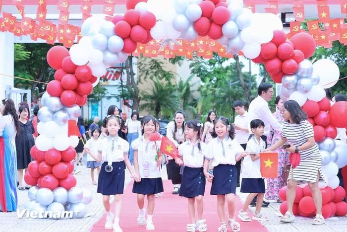 Học sinh Thủ đô tưng bừng trong ngày khai trường. (Ảnh: Hoài Nam/Vietnam+)