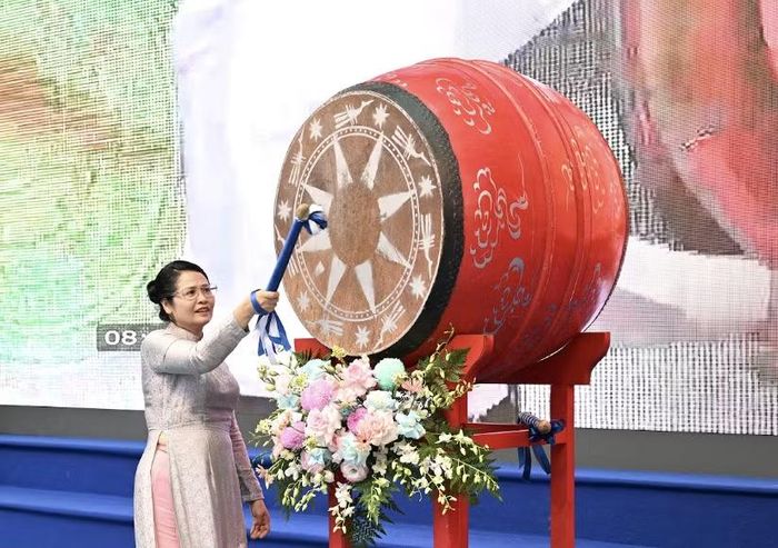 Cô Nguyễn Thị Minh Thúy, Hiệu trưởng Trường Trung học cơ sở và Trung học phổ thông Nguyễn Siêu thực hiện nghi thức đánh trống khai trường. (Ảnh: NTCC)