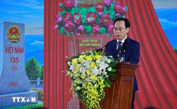 Bộ trưởng Bộ Giáo dục và Đào tạo Hoàng Minh Sơn đọc Thư của Tổng Bí thư, Chủ tịch nước Tô Lâm gửi ngành Giáo dục cả nước tại Lễ khai giảng năm học 2026-2027. (Ảnh: Dương Giang/TTXVN)