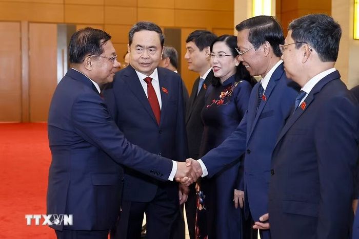 Chủ tịch Quốc hội Trần Thanh Mẫn và đoàn đại biểu Việt Nam đón Tổng thống nước Cộng hòa Liên bang Myanmar Min Aung Hlaing. (Ảnh: Doãn Tấn/TTXVN)
