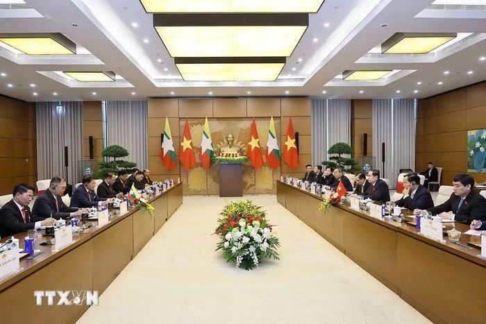 Chủ tịch Quốc hội Trần Thanh Mẫn hội kiến Tổng thống nước Cộng hòa Liên bang Myanmar Min Aung Hlaing. (Ảnh: Doãn Tấn/TTXVN)