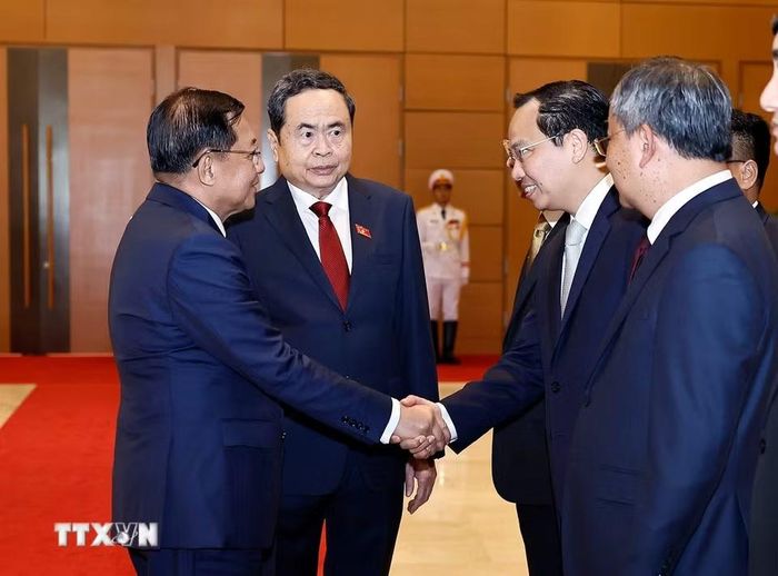 Chủ tịch Quốc hội Trần Thanh Mẫn và đoàn đại biểu Việt Nam đón Tổng thống nước Cộng hòa Liên bang Myanmar Min Aung Hlaing. (Ảnh: Doãn Tấn/TTXVN)