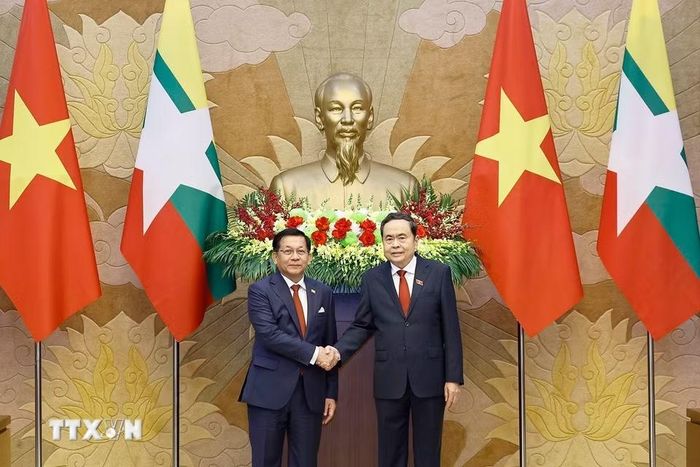 Chủ tịch Quốc hội Trần Thanh Mẫn hội kiến Tổng thống nước Cộng hòa Liên bang Myanmar Min Aung Hlaing. (Ảnh: Doãn Tấn/TTXVN)