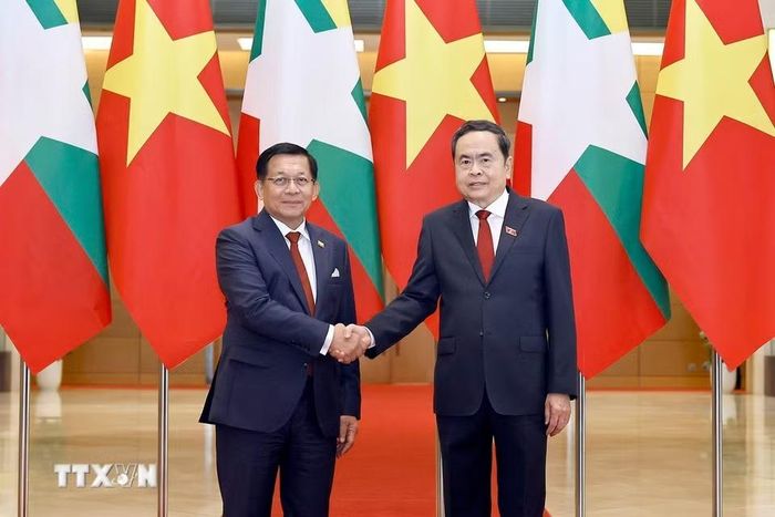 Chủ tịch Quốc hội Trần Thanh Mẫn hội kiến Tổng thống nước Cộng hòa Liên bang Myanmar Min Aung Hlaing. (Ảnh: Doãn Tấn/TTXVN)
