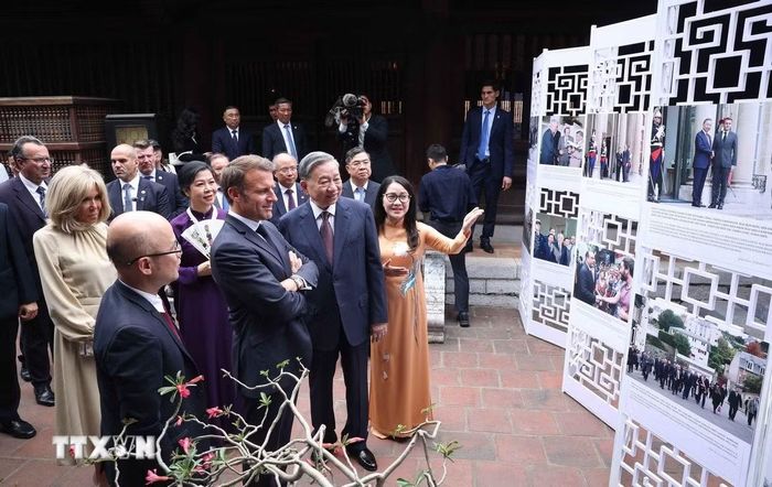 Ngày 26/5/2025, Tổng Bí thư Tô Lâm và Phu nhân cùng Tổng thống Pháp Emmanuel Macron và Phu nhân xem trưng bày ảnh về những dấu mốc tiêu biểu trong quan hệ giữa hai nước, do Thông tấn xã Việt Nam thực hiện. (Ảnh: Thống Nhất/TTXVN)