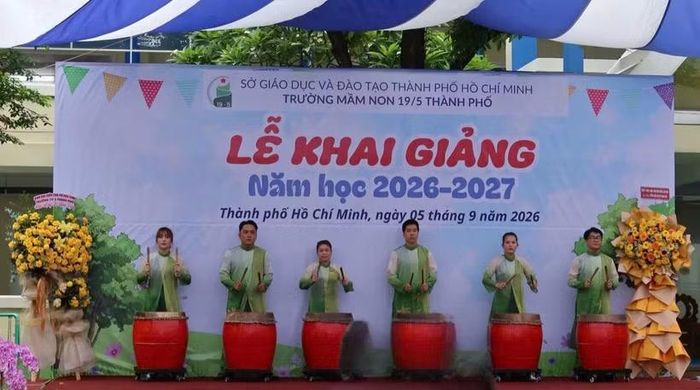 Tiết mục văn nghệ, đánh trống khai hội của các thầy cô giáo trường Mầm non 19/5 gây ấn tượng trong Lễ khai giảng năm 2026. (Ảnh: PV/Vietnam+)
