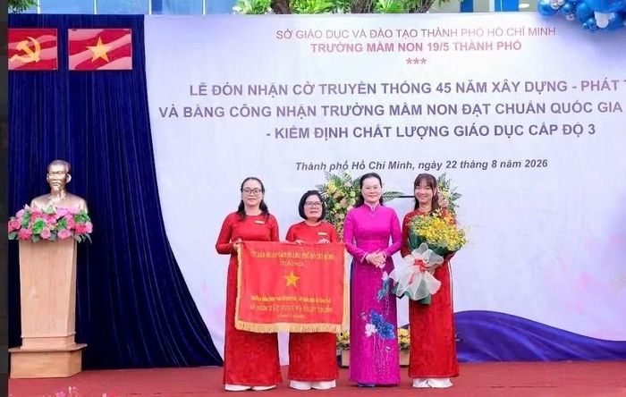 Trường Mầm non 19/5 Thành phố đón nhận Cờ truyền thống 45 năm xây dựng và phát triển.