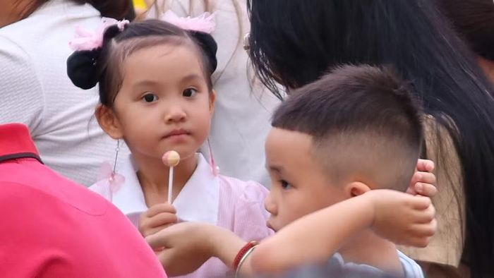 Nét hồn nhiên của bạn nhỏ trong Ngày khai giảng của trường. (Ảnh: PV/Vietnam+)