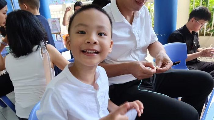 Nét vui tươi của bạn nhỏ khi được tham gia các hoạt động trong ngày khai giảng.