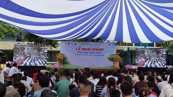 Lễ khai giảng được nhà trường chuẩn bị chu đáo từ ghế ngồi, dù che nắng để phụ huynh và các bé có điều kiện tốt nhất khi tham dự.