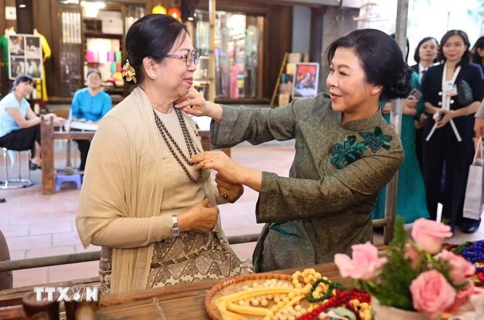 Phu nhân Ngô Phương Ly và Phu nhân Kyu Kyu Hla tại làng lụa Vạn Phúc. (Ảnh: Minh Đức/TTXVN)