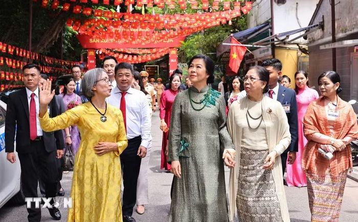Phu nhân Ngô Phương Ly và Phu nhân Kyu Kyu Hla tham quan làng lụa Vạn Phúc. (Ảnh: Minh Đức/TTXVN)