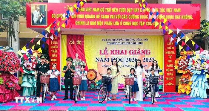 Đồn Biên phòng Nhật Lệ trao quà tiếp sức đến trường cho học sinh vùng biển. (Ảnh: TTXVN phát)