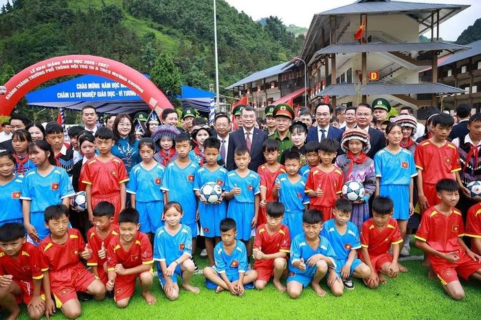 Ngay sau khi nhận quà của Tổng Bí thư, Chủ tịch nước Tô Lâm, các em học sinh Trường Phổ thông nội trú Tiểu học và Trung học cơ sở Mường Khương đã ra sân bóng. (Ảnh: Dương Giang/TTXVN)