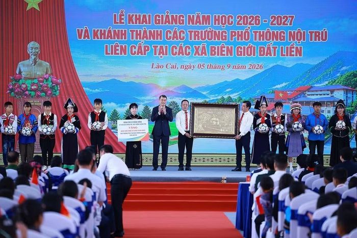 Thủ tướng Lê Minh Hưng trao các món quà của Tổng Bí thư, Chủ tịch nước Tô Lâm cho các em học sinh Trường Phổ thông nội trú Tiểu học và Trung học cơ sở Mường Khương. (Ảnh: Dương Giang/TTXVN)