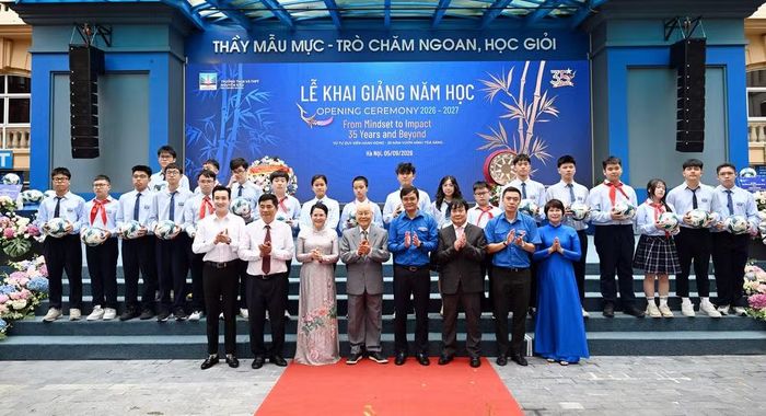 Nhận món quà đặc biệt của Tổng Bí thư, Chủ tịch nước Tô Lâm, Hiệu trưởng Trường Trung học cơ sở và Trung học phổ thông Nguyễn Siêu cho biết Câu lạc bộ Bóng đá Nguyễn Siêu sẽ ra mắt ngay trong tháng 9. (Ảnh: Vietnam+)