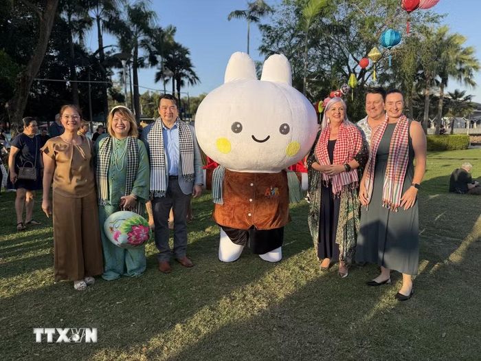 Tổng Lãnh sự Việt Nam tại Perth Phạm Hải Anh chụp ảnh lưu niệm cùng một số quan chức Vùng lãnh thổ Bắc Australia. (Ảnh: TTXVN phát)