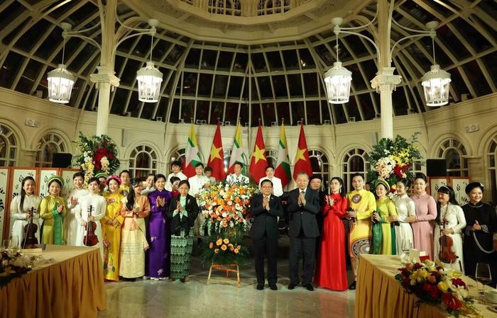 Tổng Bí thư, Chủ tịch nước Tô Lâm và Phu nhân Ngô Phương Ly với Tổng thống Cộng hòa Liên bang Myanmar Min Aung Hlaing và Phu nhân Kyu Kyu Hla với các nghệ sỹ biểu diễn tại tiệc chiêu đãi. (Ảnh: Thống Nhất/TTXVN)
