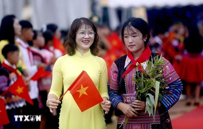 Sáng 22/8/2026, cô giáo và học sinh Trường phổ thông nội trú Tiểu học và Trung học cơ sở Yên Sơn (Sơn La) hân hoan dự Lễ khánh thành và chuẩn bị bước vào năm học mới 2026-2027. (Ảnh: Quang Quyết/TTXVN)