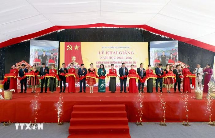 Sáng 5/9/2026, Bí thư Trung ương Đảng, Phó Chủ tịch nước Võ Thị Ánh Xuân cùng các đại biểu Trung ương và tỉnh Sơn La cắt băng khánh thành Trường phổ thông nội trú Tiểu học và Trung học cơ sở Chiềng Sơn. (Ảnh: Quang Quyết/TTXVN)