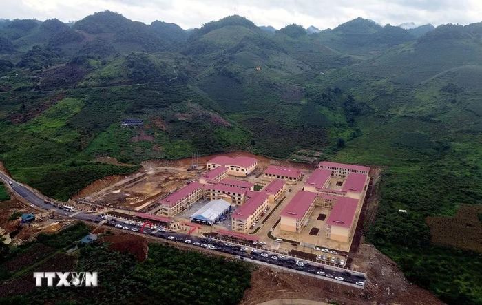 Trường phổ thông nội trú Tiểu học và Trung học cơ sở Yên Sơn là 1 trong 13 dự án xây dựng trường nội trú liên cấp biên giới tại Sơn La, với tổng vốn đầu tư 263,8 tỷ đồng, diện tích 5ha, đáp ứng nhu cầu học tập, sinh hoạt của hơn 1.000 học sinh. (Ảnh: Quang Quyết/TTXVN)