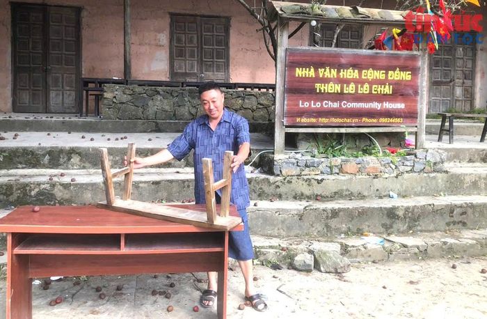 Không chỉ là người đi đầu trong làng Lô Lô Chải làm du lịch homestay, ông Sình Dỉ Gai còn là một trưởng thôn mẫn cán được bà con dân tộc Lô Lô tin yêu.