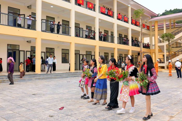 Thầy cô giáo và học sinh Trường Phổ thông nội trú liên cấp Tiểu học và Trung học cơ sở Yên Sơn, tỉnh Sơn La trong ngày khánh thành.