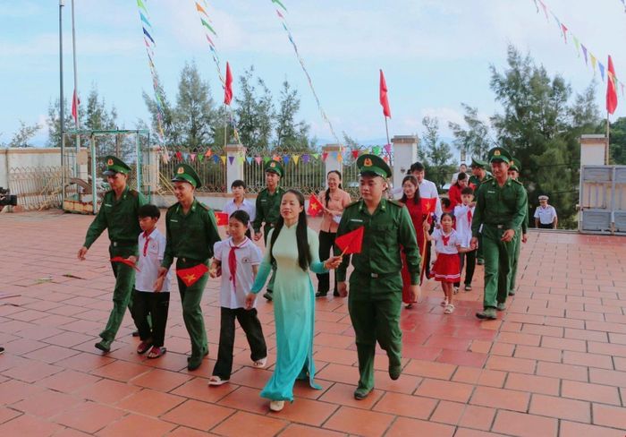 Lễ khai giảng đặc biệt năm học mới 2025-2026 tại điểm trường đảo Trần (Cô Tô, Quảng Ninh).