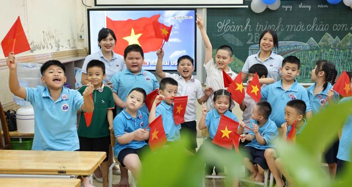 Cô, trò trường Tiểu học Bình Minh (Hà Nội) háo hức mong chờ Lễ khai giảng.