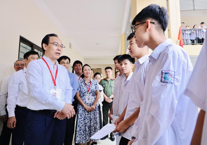 Bộ trưởng Bộ Giáo dục và Đào tạo Hoàng Minh Sơn động viên thí sinh tại Kỳ thi tốt nghiệp THPT 2026.