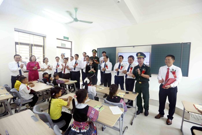 Những ngôi trường phổ thông nội trú liên cấp mới được xây dựng, hoàn thành và kịp thời đưa vào sử dụng trong năm học mới 2026 - 2027 tại các xã biên giới, địa bàn có đông đồng bào dân tộc thiểu số, góp phần đáp ứng nhu cầu học tập của học sinh.