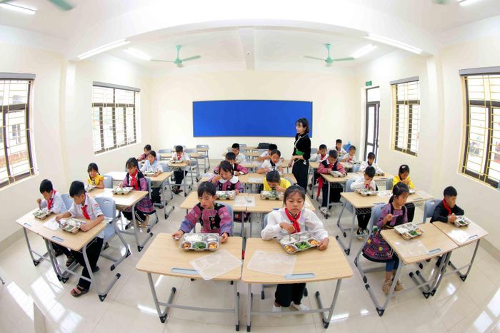 Giờ ăn trưa tại lớp học của Trường phổ thông nội trú Tiểu học và Trung học cơ sở Yên Sơn mới được khánh thành.