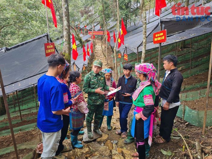 Thiếu tá Nguyễn Duy Khánh, Chính trị viên phó Đồn Biên phòng Vàng Ma Chải, Ban chỉ huy BĐBP tỉnh Lai Châu hướng dẫn người dân sử dụng điện thoại thông minh quét mã QR, thông báo tới hòm thư điện tử ẩn danh, cài đặt VNeID và dịch vụ công.